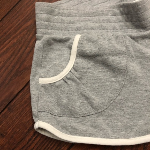 Dolphin hem shorts - Picture 2 of 6